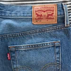 LIKE KNEW Levi’s 501 Distressed Ankle Jeans